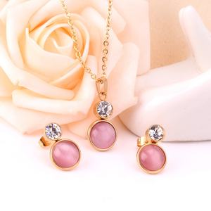 Ensemble de bijoux élégants pour femmes en gros, hypoallergénique, en acier inoxydable, avec pendentif en opale rose - Product Image 4