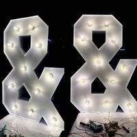 Señal de bombilla LED pintada de hierro retro grande Iluminación publicitaria iluminada de pie de estilo del Viejo Mundo con personajes luminosos