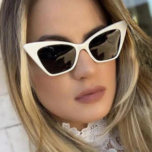 Gafas de sol estilo ojo de gato para mujer, UV400, montura de PC, ligeras, a la moda, protección solar, para viajes y espectáculos. - Product Image 2