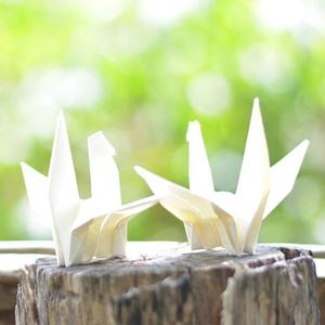 Vente en gros de grues en papier <span class=keywords><strong>origami</strong></span> japonaises blanches faites à la main 100 pièces 1.57 pouces bout d'aile design élégant inspiré de l'amour pour les vacances de mariage - Product Image 2