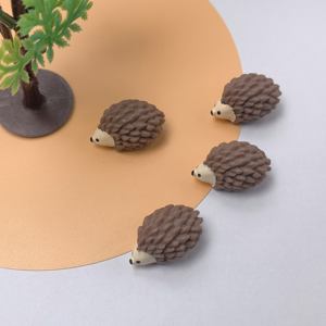 100個セット ミニチュア ミニハリネズミ 動物フィギュア ミニ3Dハリネズミおもちゃ スタチュー フェアリーガーデン ランドスケープ ジュエリーサプライ用 - Product Image 1