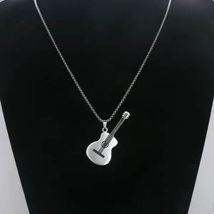 Collier avec pendentif en forme de guitare acoustique classique en acier inoxydable pour les amateurs de musique - Product Image 4