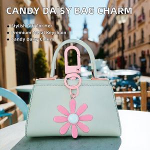 Breloques de sac de luxe en acier inoxydable imprimées en typographie, porte-clés fleur marguerite couleur bonbon pour femmes et filles - Product Image 2
