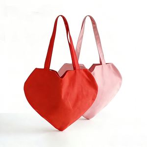Sac fourre-tout en toile personnalisé en forme de cœur avec longue sangle, impression sérigraphiée, fermeture épaule, couleurs blanc/noir/beige, vente en gros - Product Image 1