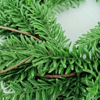 Guirlande de Noël en aiguilles de pin artificielles et en cône de pin