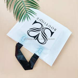 Bolsas de compras de plástico negro personalizadas con su logotipo, con impresión de texto y tamaño en cualquier color. - Product Image 2
