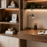 Armoires de bureau avec rangements encadrés blanc chaud, un bureau couleur bois et des étagères lumineuses