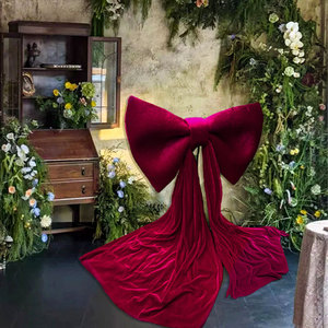 Lazo gigante de terciopelo burdeos con larga cinta drapeada para decoración de fondo y arco navideños. - Product Image 2