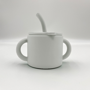 Tasse à bec en silicone pour bébés et jeunes enfants, avec paille, anti-fuite, sans BPA, écologique, personnalisable, en promotion - Product Image 4