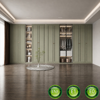 Armoire de rangement avec portes encastrées vert olive style Shaker, poignées en laiton, tiroirs blancs, façade vitrée, certifiée ENF, grande capacité