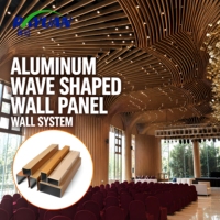 Panneau en aluminium à effet bois en forme de vague, lamelles courbées linéaires personnalisées pour projet de rénovation intérieure de hall commercial
