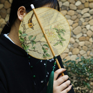 Éventail rond traditionnel chinois en bambou, peint à la main sur soie, avec pompon vert, pour accessoire de costume féminin - Product Image 1