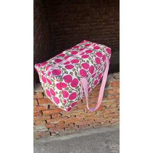 Bolsa de Viaje Acolchada de Algodón Hecha a Mano con Estampado Tradicional, Elegante, Ligera, Duradera y Espaciosa - Product Image 5