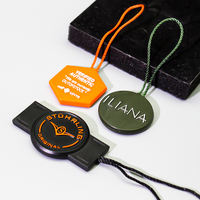 Étiquettes de scellage en plastique gaufré personnalisées avec cordon de serrage pour vêtements, sacs, chaussures, valises - Matériau PE recyclé, couleurs, formes et designs personnalisés