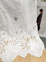 Tissu en dentelle blanche en coton ajouré à motifs floraux et bord festonné pour chemisiers et robes, vente en gros au mètre, en stock