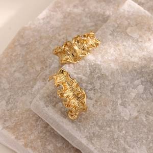 Orecchini a Perno Vintage Ispirati allo Stile Francese in Acciaio Inossidabile Placcato Oro 18K con Perle Irregolari a Grappolo per Donne - Product Image 6