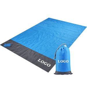 Tapis de pique-nique pliable personnalisé avec logo, résistant au sable, pour la plage, avec cordon de serrage et piquets de fixation pour événements estivaux - Product Image 1