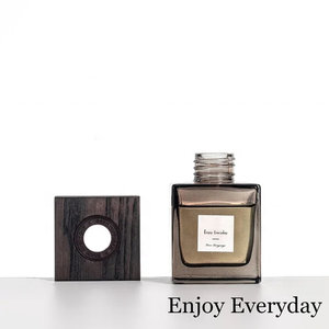 Bình Khuếch Tán Tinh Dầu Hình Vuông 50Ml 100Ml 150Ml 200Ml Màu Xám Trong Suốt Tùy Chỉnh Sang Trọng Với Nắp Gỗ Vít - Product Image 5