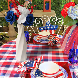 Ramo de Flores Artificiales Patrióticas para el Día de la Independencia, Rosas Rojas, Blancas y Azules con Detalles de Bayas, Perfecto para la Decoración de la Mesa del 4 de Julio - Product Image 1