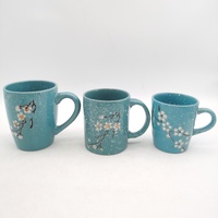 Tasse à café en céramique émaillée motif fleur bleue 12oz avec soucoupe – Vente en gros de mugs en porcelaine populaires