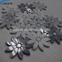 Carreaux de mosaïque de fleur de jet d'eau en marbre blanc et gris bon marché chinois