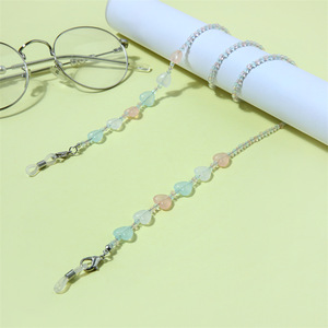 Chaîne de lunettes en acrylique en forme de cœur pour enfants, imitation perle, design antidérapant, cœurs roses et bleus - Product Image 3