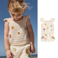 Ensemble d'été doux pour filles : Gilet et short en tricot ajouré brodé floral, avec t-shirt sans manches mignon pour enfants