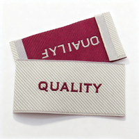 Étiquettes de col personnalisées auto-adhésives écologiques pour vêtements, étiquettes tissées de luxe avec design à pli d'extrémité pour le branding des cols de T-shirts