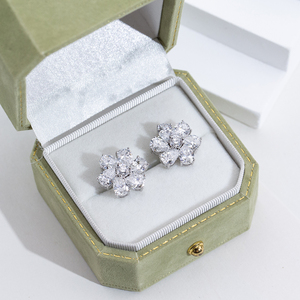 Boucles d'oreilles Messi Jewelry MSE-846 en or jaune 18 carats avec diamants ronds et en forme de poire pour femmes - Product Image 5