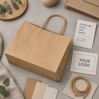 Sacs en papier kraft personnalisés avec poignées à cordon pour les promotions de vente au détail de marques et les commandes d'emballage en gros
