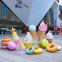 Sculptures de glaces, cupcakes, sucettes, bonbons, beignets et macarons en résine grandeur nature, personnalisées, pour la décoration de Candyland