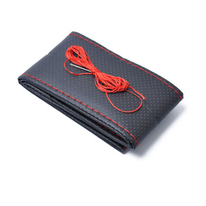 Housse de volant universelle quatre saisons en PU noir et rouge, entièrement perforée, simple, à coudre à la main, pour voiture - Product Image 1