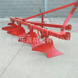 Arado de surco de 3 hileras rojo para cultivo agrícola y labranza profunda en granjas - Product Image 1
