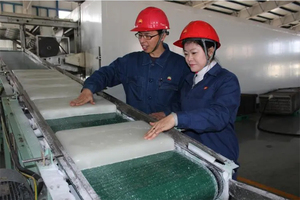 Cire <span class=keywords><strong>de</strong></span> <span class=keywords><strong>paraffine</strong></span> <span class=keywords><strong>pour</strong></span> <span class=keywords><strong>mains</strong></span> et pieds, blocs blancs entièrement raffinés, Kunlun 58, haute qualité, vente chaude, 25 kg, point <span class=keywords><strong>de</strong></span> fusion adapté <span class=keywords><strong>pour</strong></span> <span class=keywords><strong>les</strong></span> soins - Product Image 2