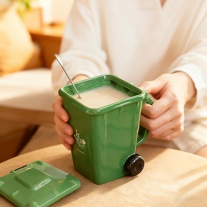 Mini poubelle en forme <span class=keywords><strong>de</strong></span> <span class=keywords><strong>tasse</strong></span> avec couvercle et cuillère, joli bac à déchets pour café, lait ou <span class=keywords><strong>thé</strong></span>, cadeau amusant pour le bureau, style recyclage, vaisselle. - Product Image 4
