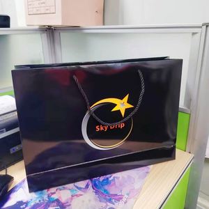 ออกแบบโลโก้ตามสั่ง ถุงของขวัญสุดหรูสำหรับเสื้อผ้า บรรจุภัณฑ์กระดาษแข็งสีขาว หูหิ้วริบบิ้น สีตามสั่ง - Product Image 2