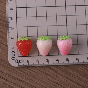 Lindo colgante de resina plástica DIY de fresa pequeña rosa y roja para accesorio de joyería, llavero, casa de muñecas, decoración de funda de teléfono - Product Image 3