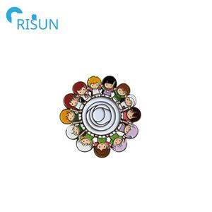 Fabricación Metal esmalte círculo <span class=keywords><strong>de</strong></span> niños Pin broche personalizado niños tomados <span class=keywords><strong>de</strong></span> la mano solapa Pin insignia círculo <span class=keywords><strong>de</strong></span> amigos Pin insignia - Product Image 2