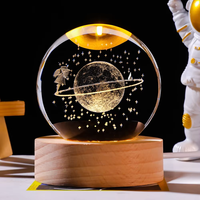Sphère de planète du système solaire, boule de verre de 60 mm, gravure laser 3D à l'intérieur, galaxie personnalisée, lune, Saturne avec base en bois, lampe de nuit à LED