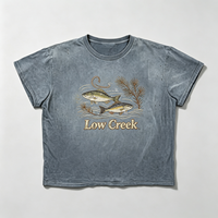 T-shirt épais délavé style vintage avec broderie de poisson Low Creek et détails usés pour les acheteurs de vêtements de style camping en plein air