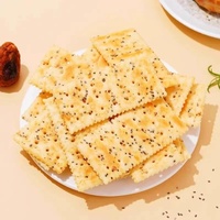 Biscuits craquelins salés en gros avec des saveurs de caviar, de moutarde, de bœuf au poivre noir, de jambon à la truffe noire en emballage boîte