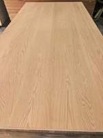 Planche de bois massif en chêne rouge à grain distinctif, en promotion