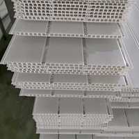 Carreaux de plafond en pvc blanc imprimés courants avec deux rainures et trois lignes argentées