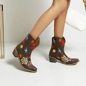 Botas de vaquero cortas con punta en pico para mujer, Botines de tacón grueso con bordado de Color Retro, talla grande, 2022 - Product Image 4