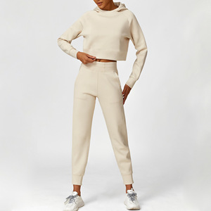 Conjunto de pantalones cortos de punto y Sudadera con capucha suelta para mujer Patrón sólido Fitness Sports Hoodie Set de 2 piezas - Product Image 1