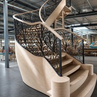 Escalier en colimaçon à marches courbes sur mesure en chêne rouge pour l'intérieur d'une villa