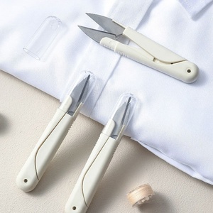 Ciseaux à coudre en forme de U, multifonctionnels, en acier inoxydable, pour fil, laine, broderie et point de croix, avec protège-doigts inclus - Product Image 1