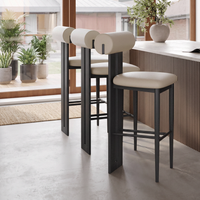 Tabouret de bar en bois massif de style rétro français avec configuration à pédale, sans accoudoirs, pour comptoir haut de restaurant ou bar