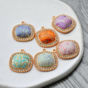 Breloque carrée en brocart de style chinois avec strass sertis, pendentif unisexe pour porte-clés, usage quotidien - Product Image 3