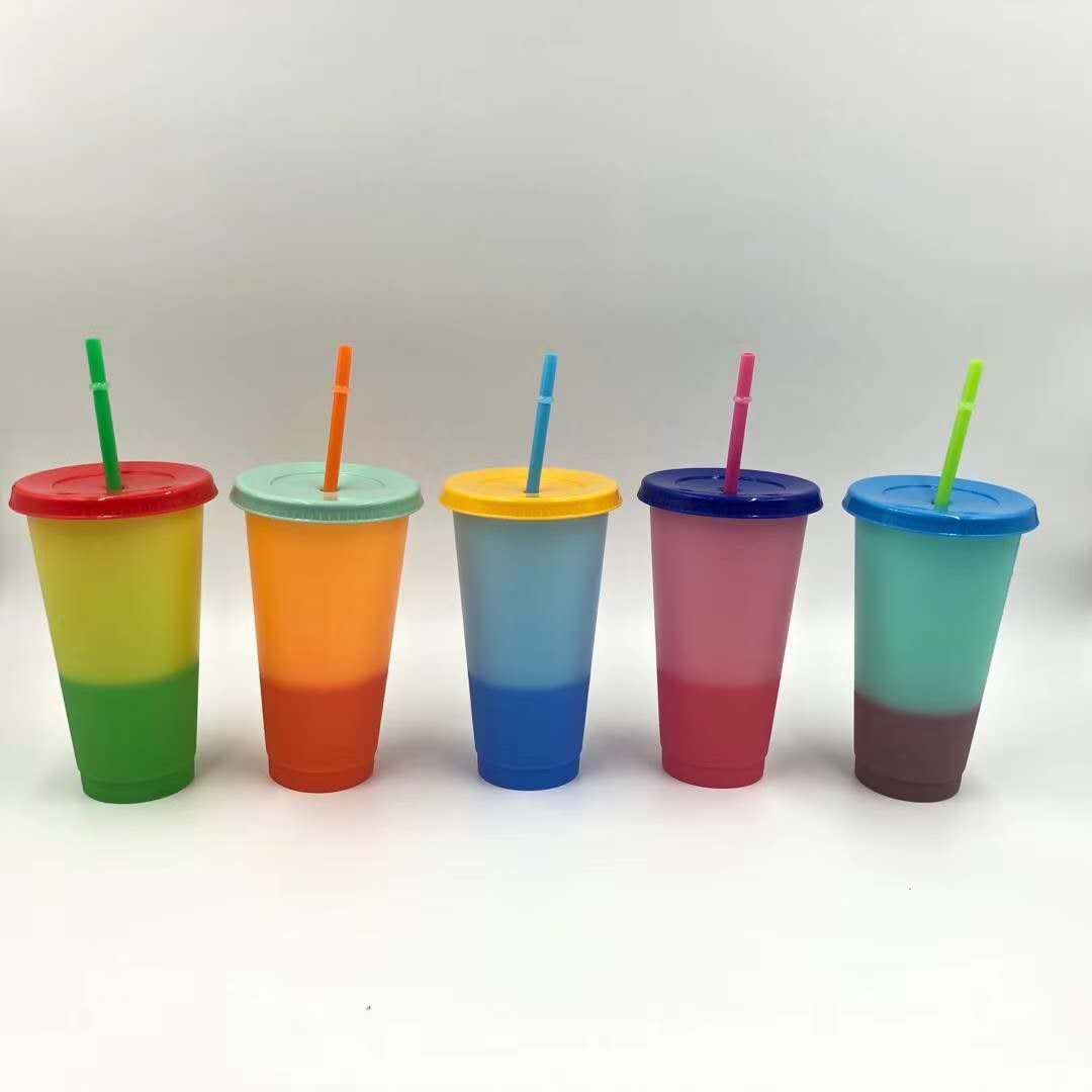 Многоразовые пластиковые тумбы холодного цвета с комплектом соломинок